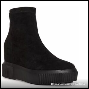 Steve Madden Freshly Wedge Sock Booties
Black
Never Worn
Size 9